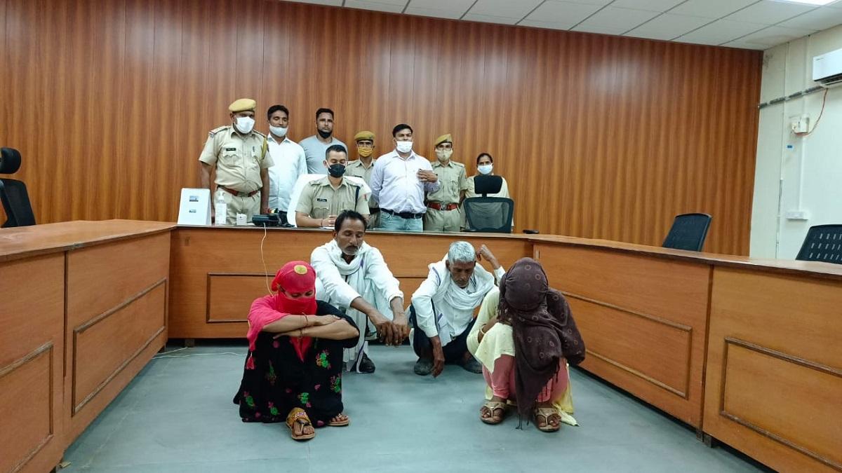 पुलिस की गिरफ्त में आरोपी.