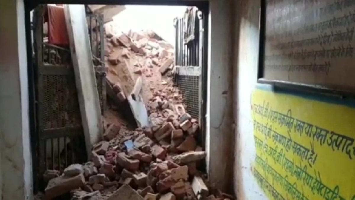 तेज बारिश से गिरी जेल की दीवार, 22 कैदी घायल