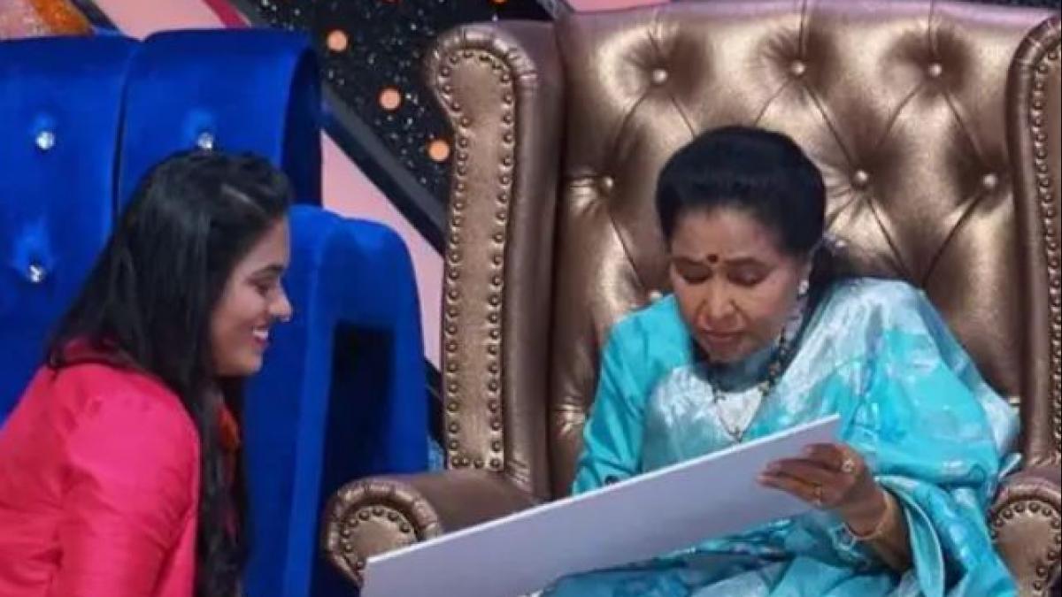 सिंगर आशा भोसले संग कंटेस्टेंट सयाली