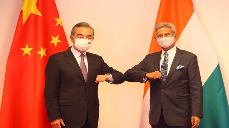 एस जयशंकर ने चीनी विदेश मंत्री वांग यी से मुलाकात की. (फोटो- ट्विटर/एस जयशंकर) एस जयशंकर ने चीनी विदेश मंत्री वांग यी से मुलाकात की. (फोटो- ट्विटर/एस जयशंकर)