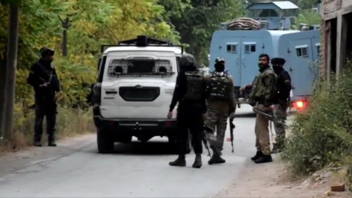 पुलवामा में एनकाउंटर के वक्त की तस्वीर (ANI)