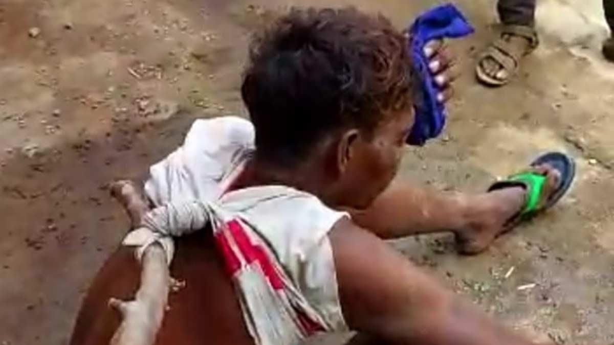 लोगों की पिटाई से गंभीर रूप से घायल युवक (वीडियो ग्रैब)