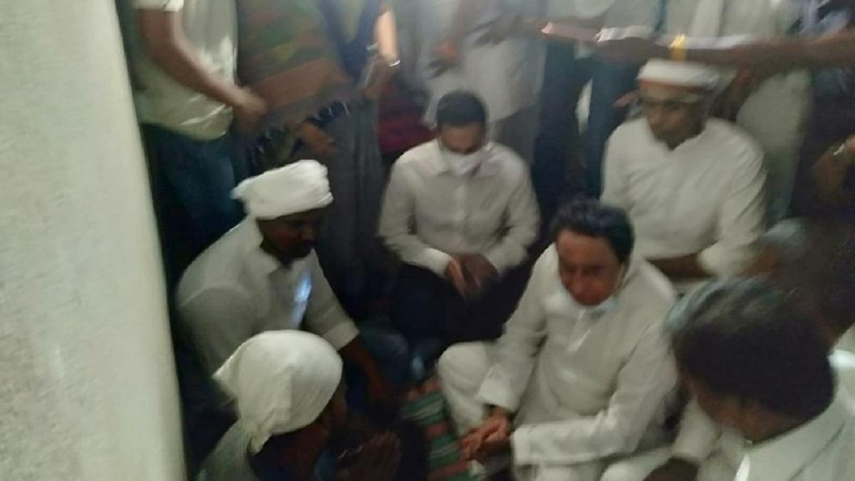 मृतकों के परिजन से मिलने पहुंचे पूर्व सीएम कमलनाथ. 