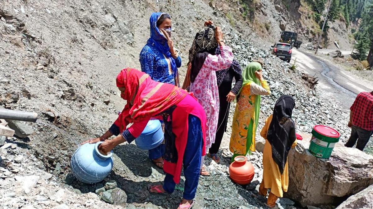 पहाड़ी से निकलने वाले पानी को लोगों तक पहुंचाया