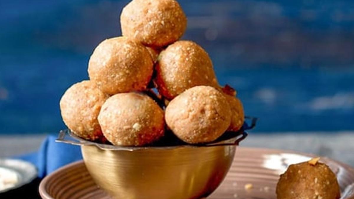 Aata Badam Ladoo Recipe in Hindi