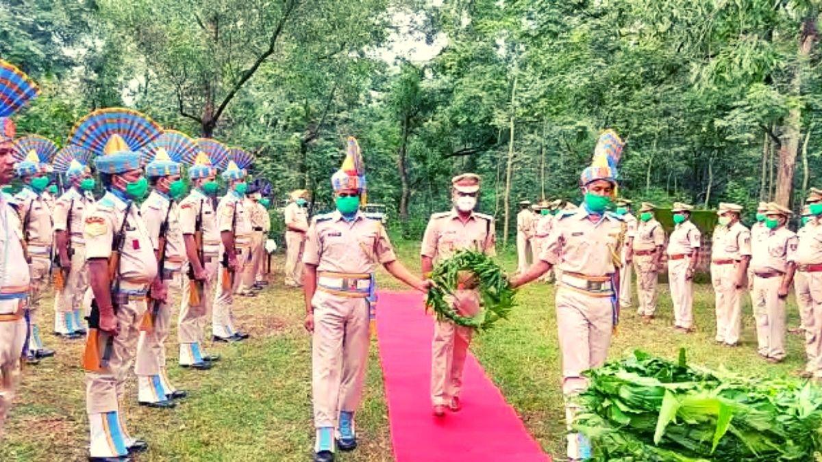 डॉगी रॉकी को भावभीनी विदाई देते हुए CRPF के जवान 