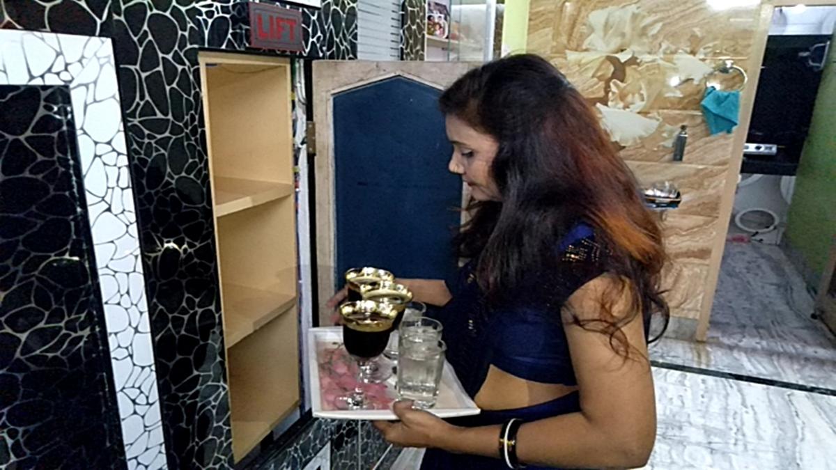 जलपान लिफ्ट अपनी पत्नी को किया समर्पित