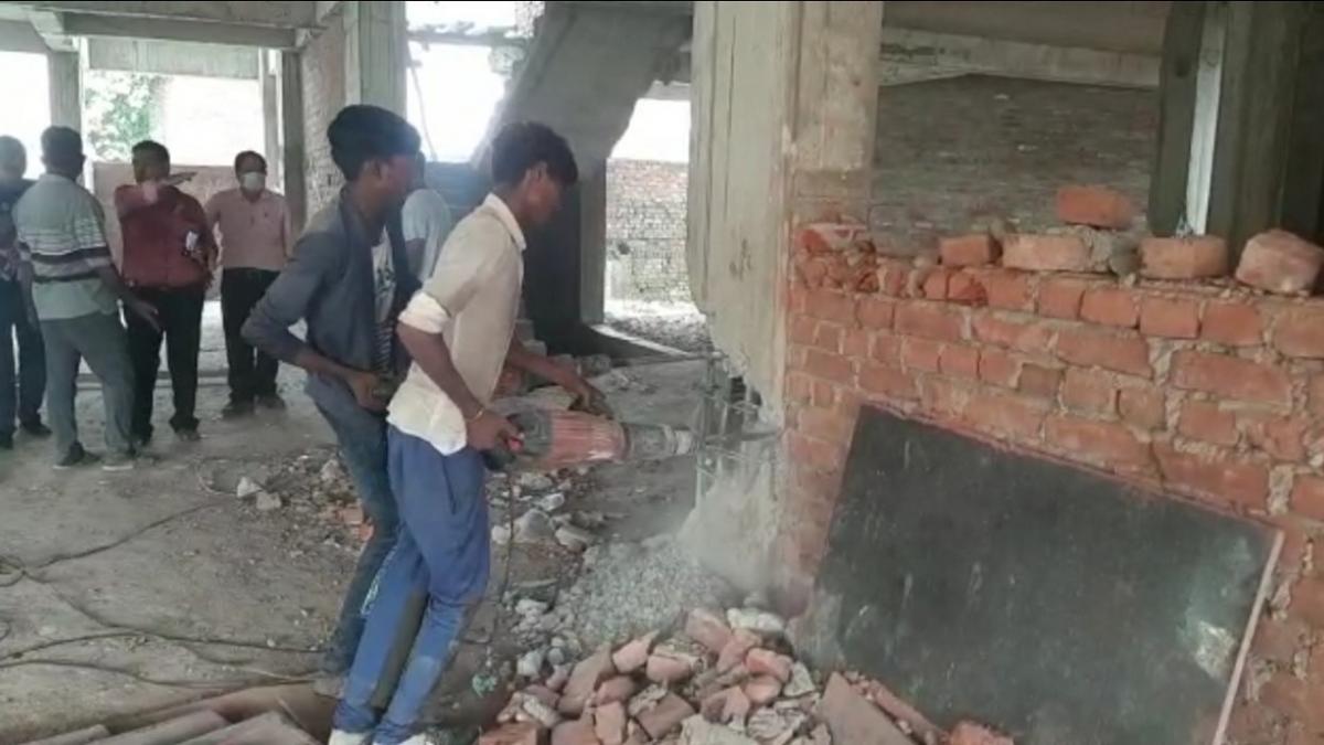 मौके पर मौजूद रहे एलडीए के अधिकारी