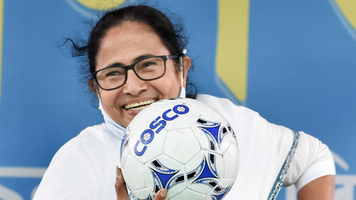 ममता बनर्जी की ये तस्वीर चुनाव प्रचार के वक्त की है. (फाइल फोटो-PTI)