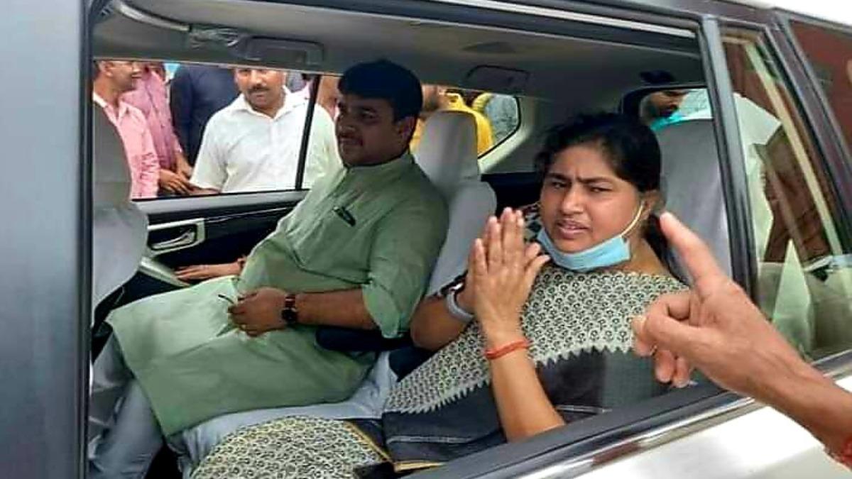 मंजीत सिंह और खाद्य मंत्री लेसी सिंह