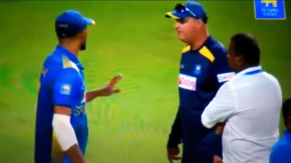 Mickey arthur and Dasun Shanaka involved in heated argument