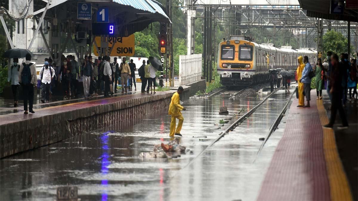 Mumbai Rain: बारिश से फिर बेहाल मुंबई, सड़कों से लेकर रेलवे ट्रैक तक पानी में डूबे, IMD ने जारी किया अलर्ट - Mumbai weather Forecast today 18 july heavy rainfall Railway track