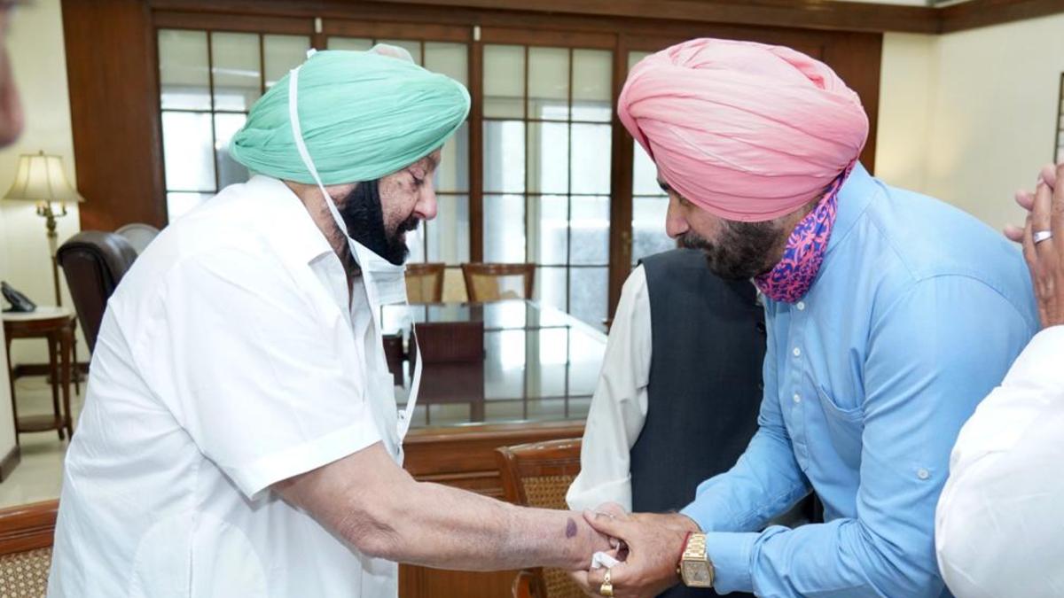 पंजाब कांग्रेस के अध्यक्ष बनने के बाद पहली बार कैप्टन से मिले सिद्धू.