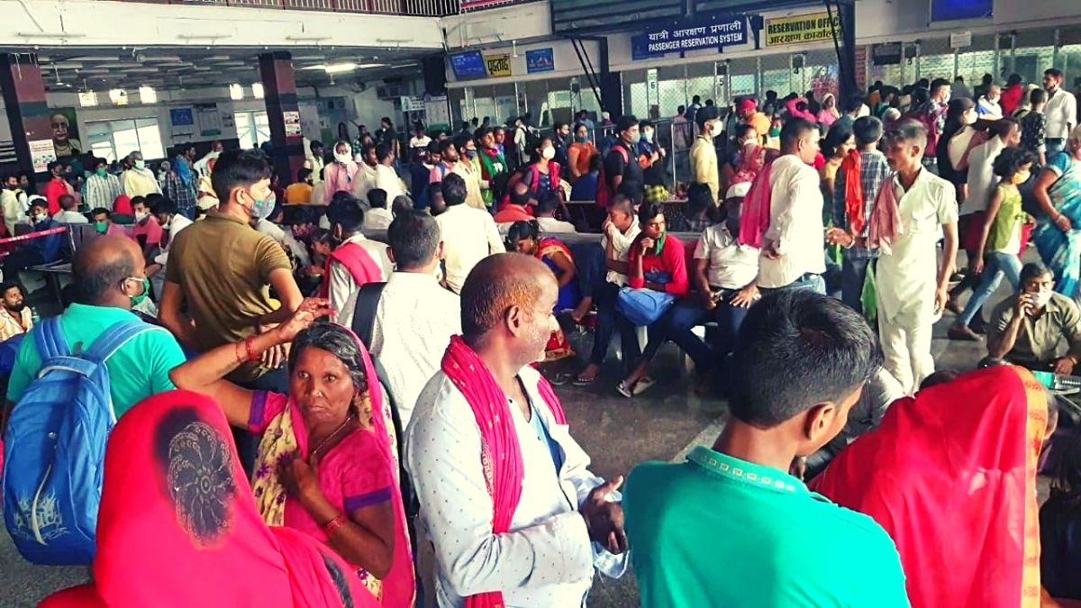 डीडीयू जंक्शन पर आई हुई भारी भीड़ 