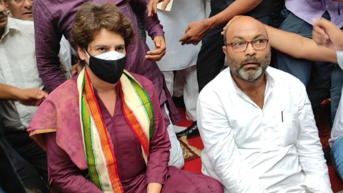 प्रियंका गांधी ने आज लखनऊ में गांधी की प्रतिमा के सामने मौन व्रत रखा 