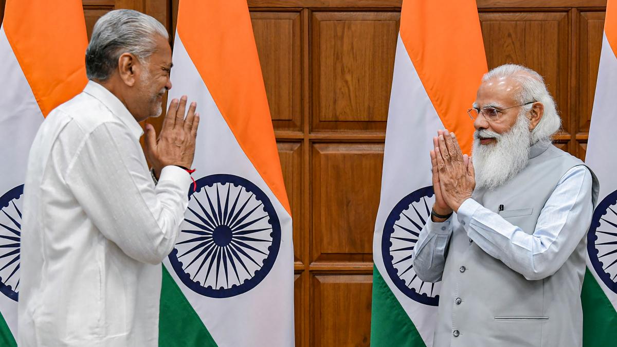 केंद्रीय मंत्री पुरुषोत्तम रुपाला और पीएम नरेंद्र मोदी