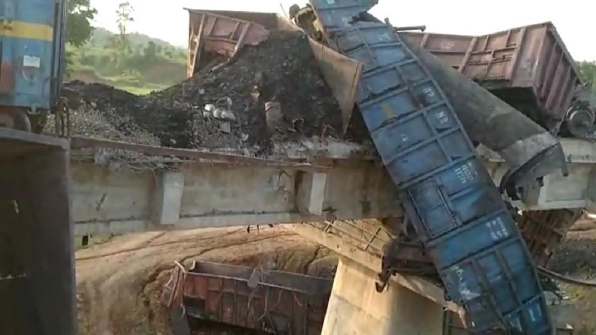 हादसे के बाद मौके पर पहुंची बचाव दल की कई टीमें. 