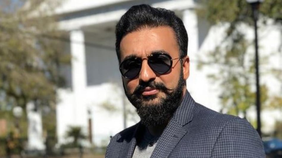 ,     ,     -  shilpa shetty husband Raj Kundra waves at paparazzi and greets them with  folded hands tmov - AajTak