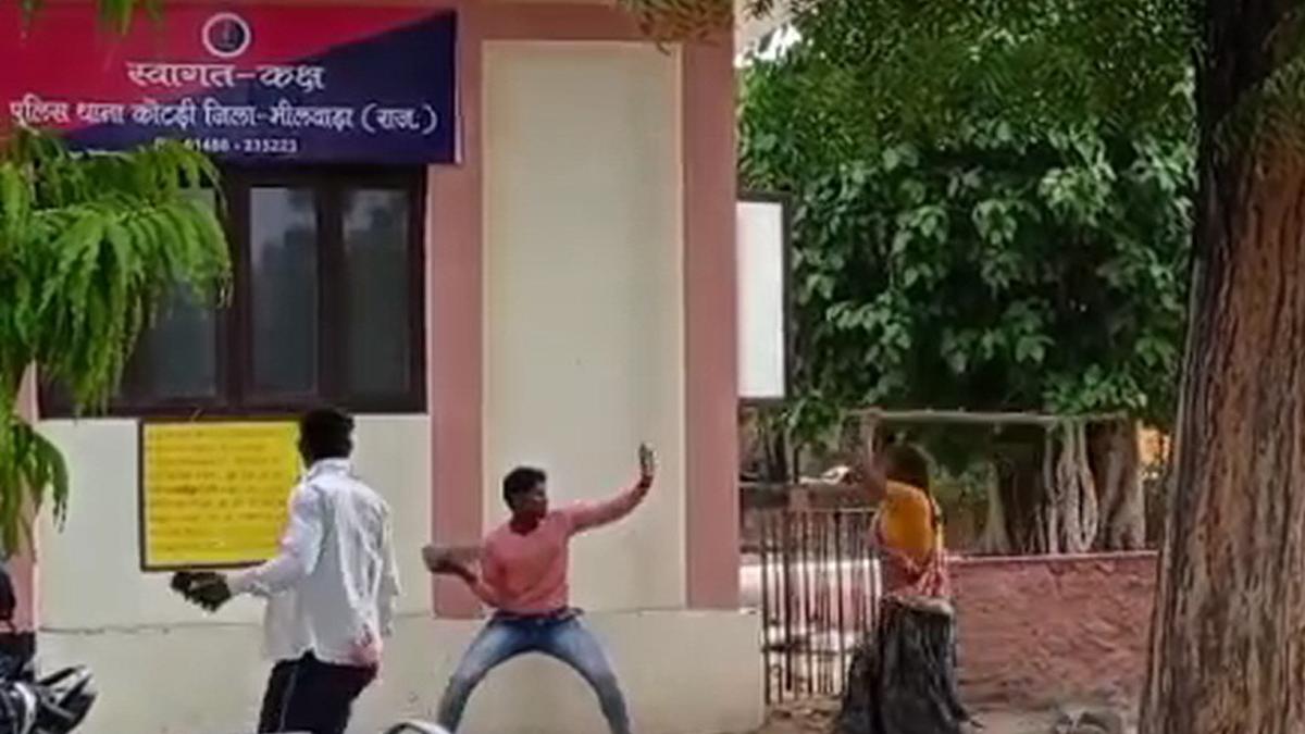 पुलिस थाने के अंदर दो गुटों में चले लाठियां और पत्थर.