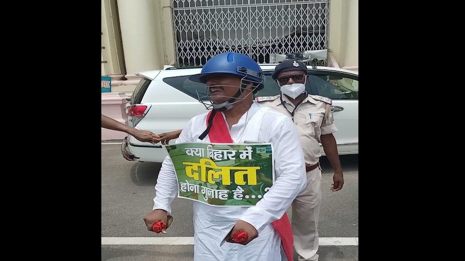 RJD विधायक सतीश दास हेलमेट पहनकर विधानसभा पहुंचे.