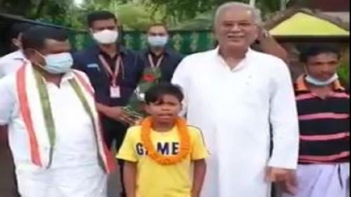 सहदेव छ्तीसगढ़ के सीएम भूपेश बघेल के साथ (ट्विटर)