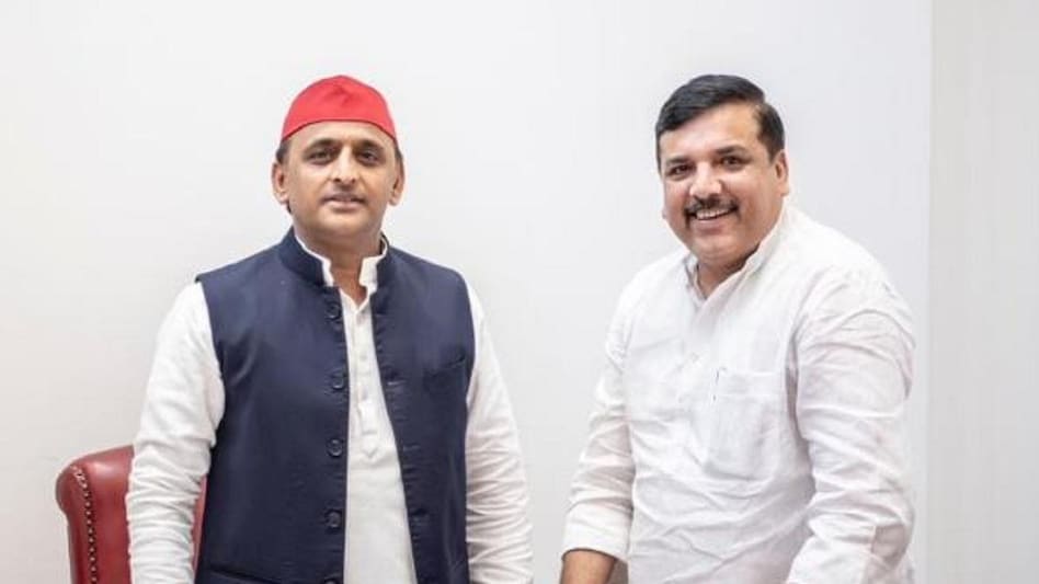 यूपी में 'आप' का सपा से हो सकता है गठबंधन, केजरीवाल ने भी दिए संकेत 2 UP AAP leader Sanjay Singh meets Akhilesh Yadav at Janeshwar Mishra trust office ntc - AajTak