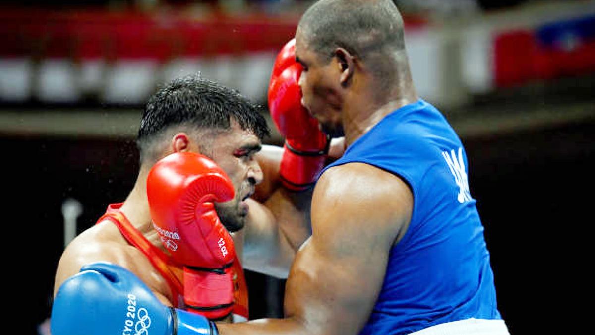  Satish Kumar (red) of Team India exchanges punches with Ricardo Brown. (Getty)