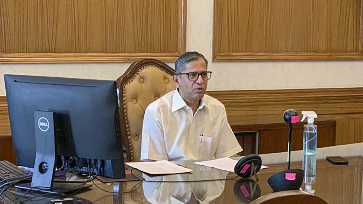 पति-पत्नी के बीच 21 साल पुराना विवाद SC में निपटा, CJI को तेलुगू में देनी पड़ी महिला को सीख