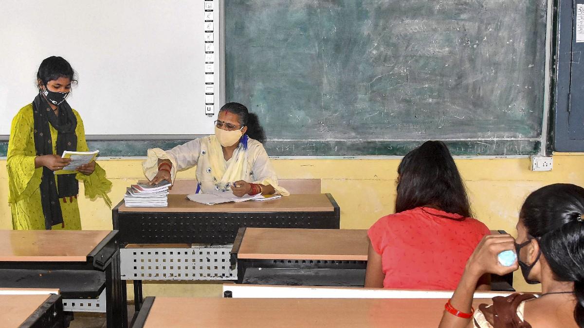 कोरोना के चलते झारखंड में सभी स्कूल-कॉलेज बंद हैं. (फाइल फोटो- पीटीआई)