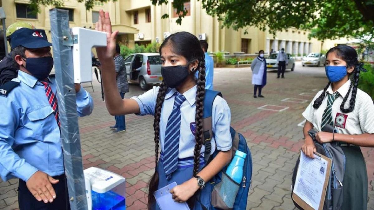 आज का दिन: कोरोना की तीसरी लहर की आशंका, कैसे खोले जाएं स्कूल?