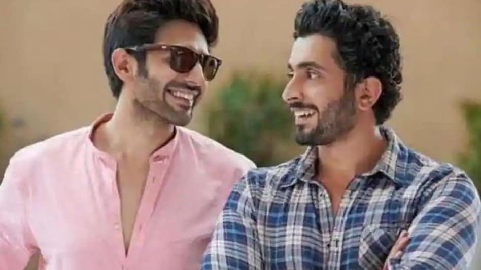 सोनू' और 'टीटू' का रियूनियन, कार्तिक आर्यन ने सनी संग शेयर की फोटो - Kartik Aaryan reunion with Sonu Ke Titu Ki Sweety co star Sunny Singh tmov - AajTak