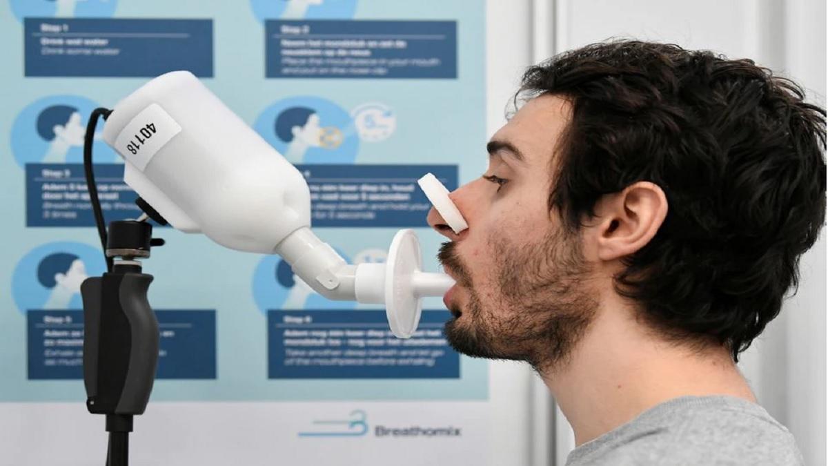 ब्रेथ एनालाइजर टेस्ट के दौरान (फोटो-रॉयटर्स)