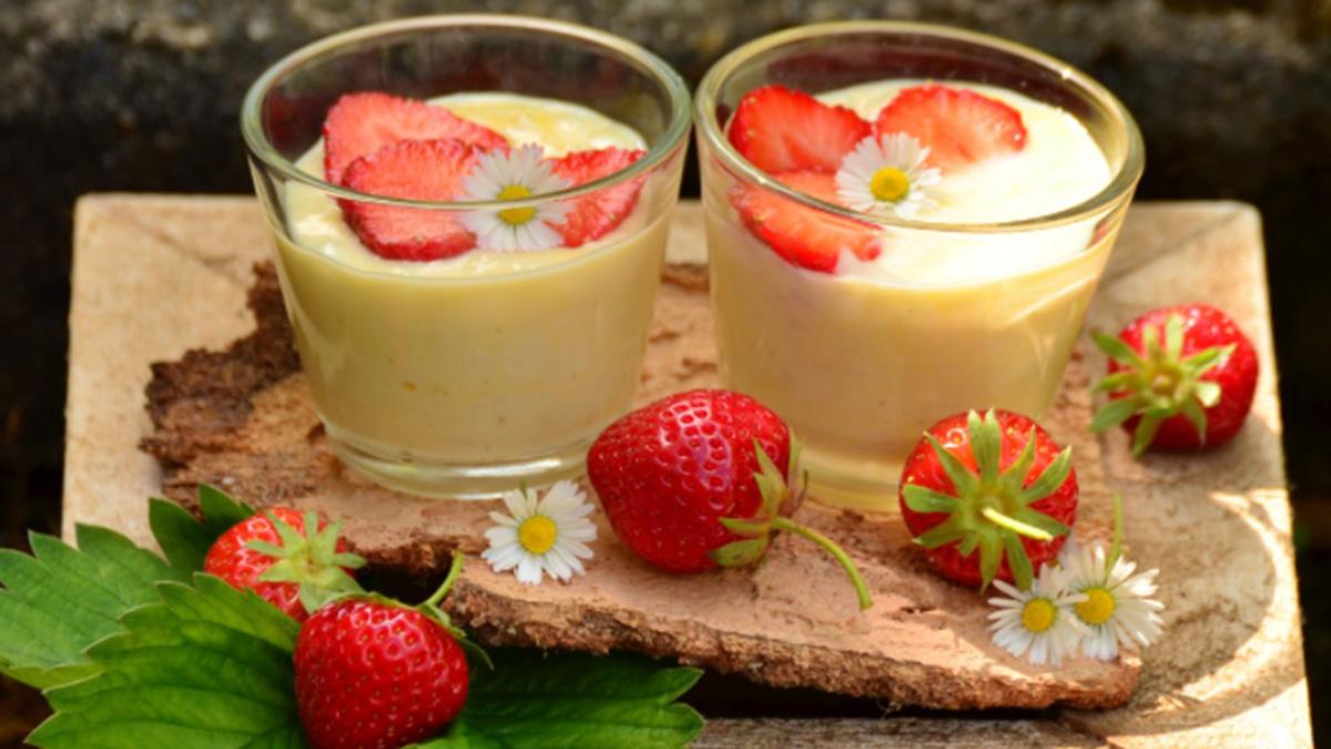 Strawberry Coconut Lassi Recipe in Hindi