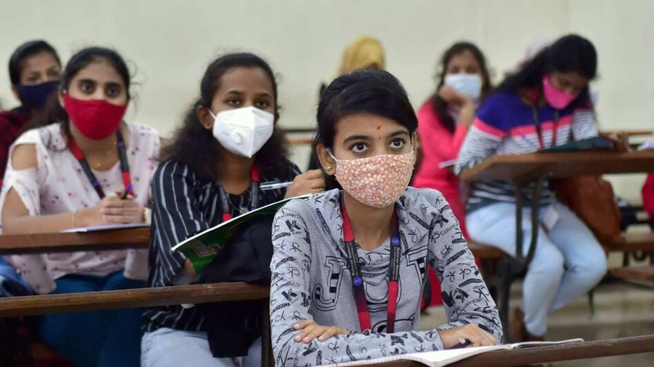 महाराष्ट्र कैबिनेट का बड़ा फैसला, छात्रों को राहत, निजी स्कूलों को करनी होगी फीस में 15% कटौती - Maharashtra Cabinet approved ordinance route for reduction of private school fees ...