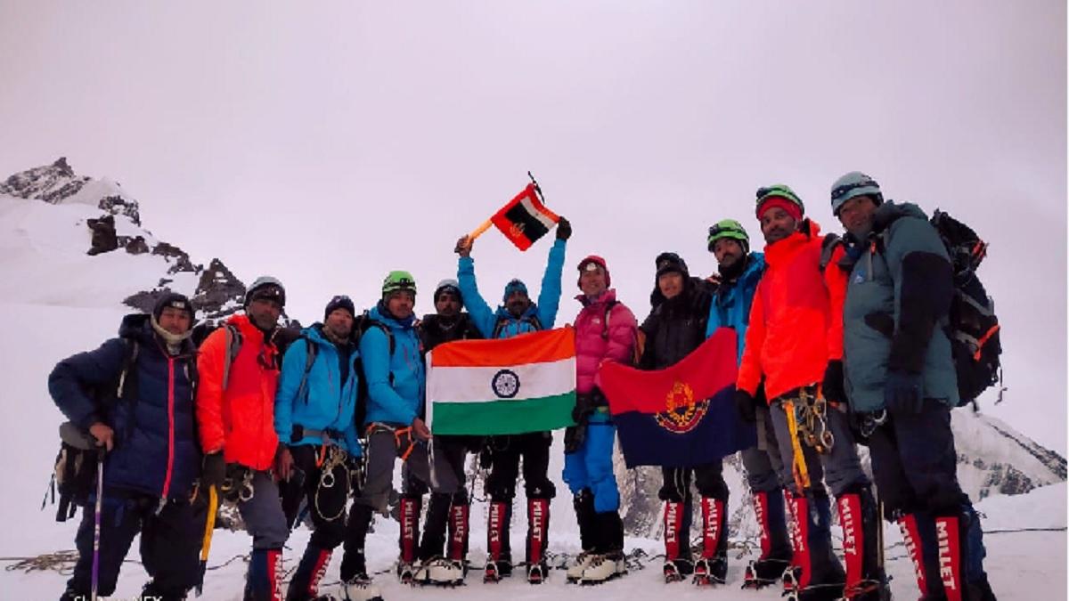 उत्तराखंड: BSF की टीम ने फतह की गरुड़ चोटी, लहराया तिरंगा