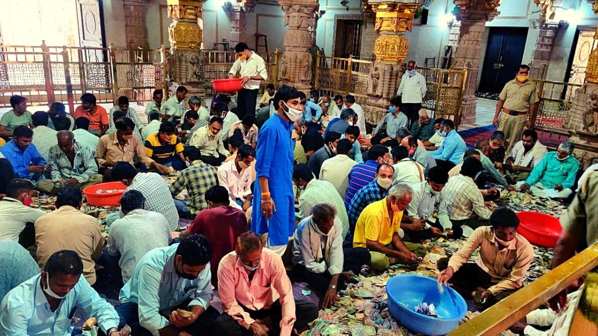 चित्तौड़गढ़ में स्थित मशहूर मंदिर सांवलियाजी के भंडारे को खोला गया है 