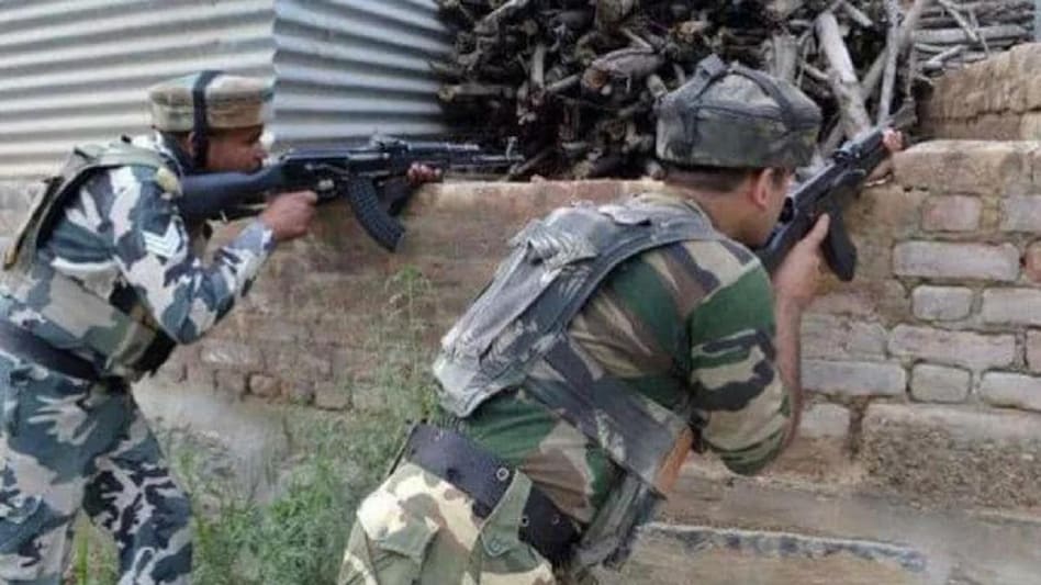 J-K: कुलगाम में सुरक्षाबलों और आतंकियों के बीच मुठभेड़, एक आतंकी ढेर - Jammu Kashmir one terrorist Killed in Kulgam Joint Forces operation on ntc - AajTak