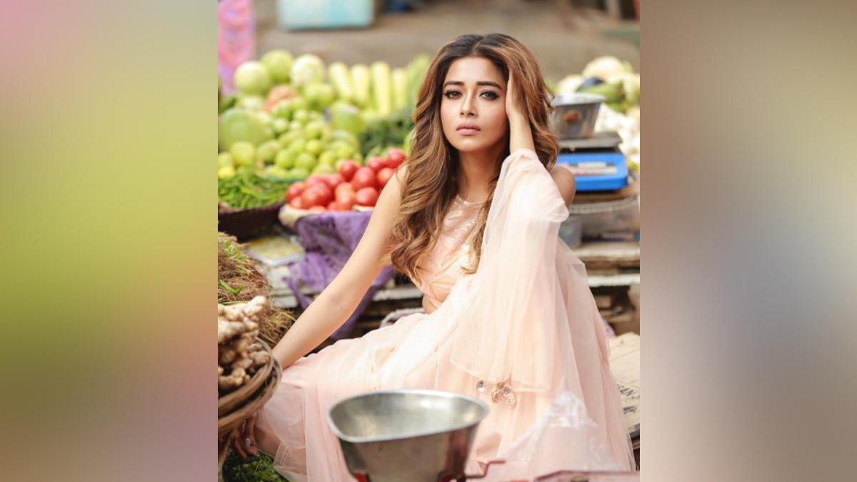 सब्जी मार्केट में टीना दत्ता ने कराया फोटोशूट, ट्रोल्स बोले- टमाटर क्या भाव दिए?