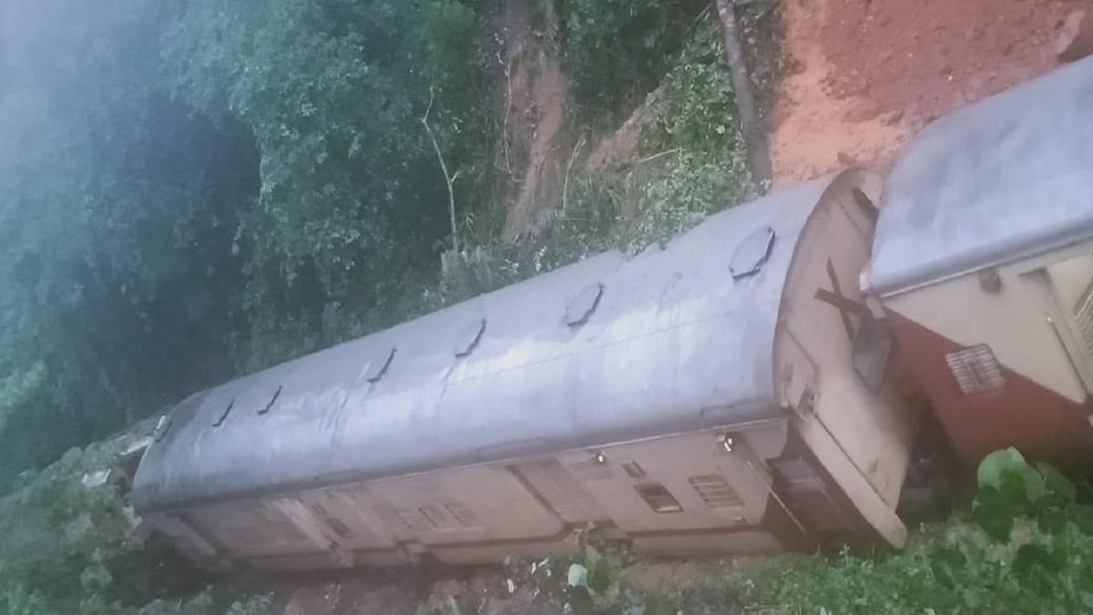 पटरी से उतरी पैसेंजर ट्रेन.