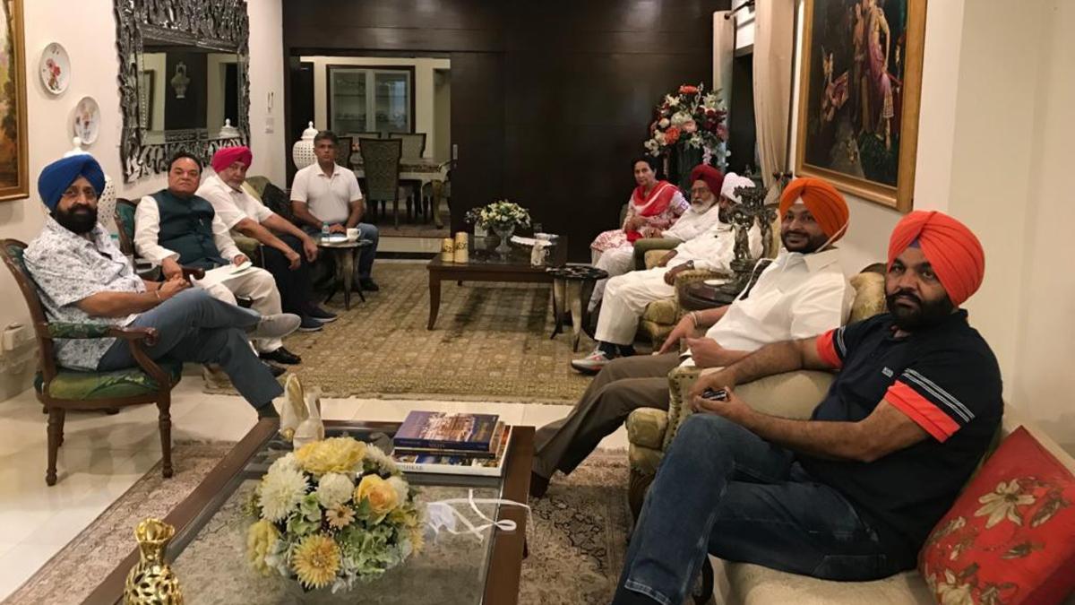 प्रताप सिंह बाजवा के घर मीटिंग में शामिल हुए कांग्रेस सांसद