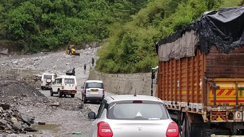 बदरीनाथ राष्ट्रीय राजमार्ग-58 तीन जगहों पर बंद पड़ा हुआ है.
