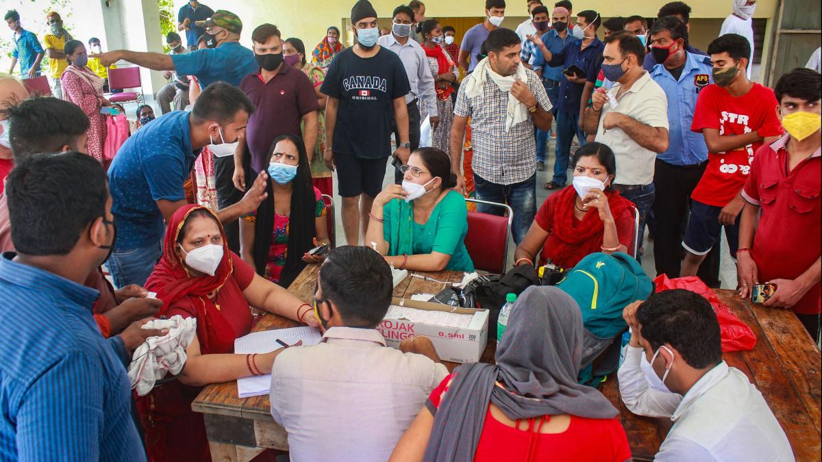 देश के अलग-अलग हिस्सों में वैक्सीनेशन सेंटर्स पर भीड़ (फोटो: PTI)