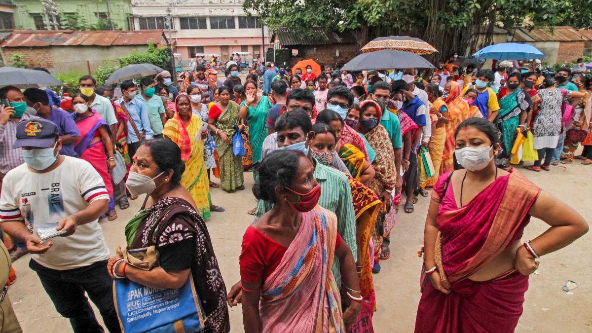 वैक्सीनेशन सेंटर पर लगी भीड़ (फोटो: PTI)