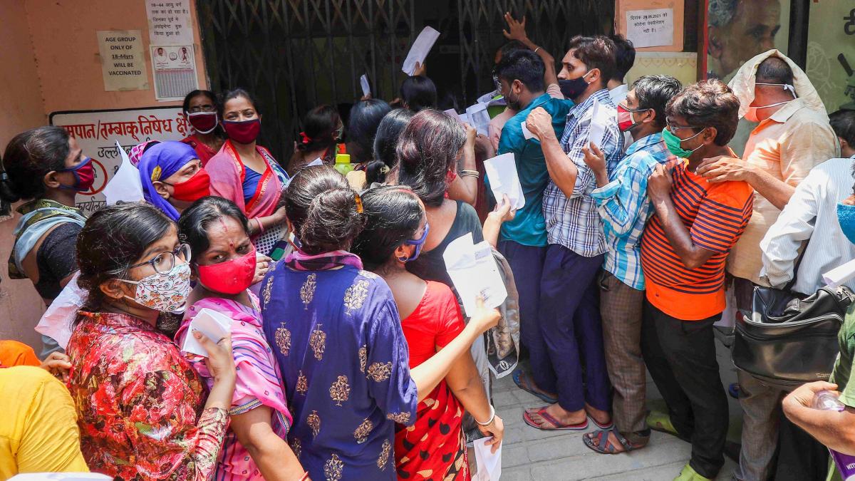 वैक्सीनेशन सेंटर पर उमड़ रही भीड़ (फोटो: PTI)