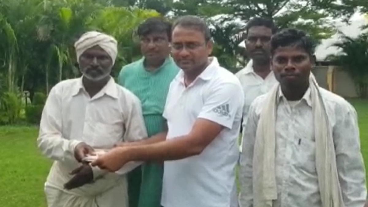 वीर सिंह के परिजनों की आर्थिक मदद करते कांग्रेस विधायक