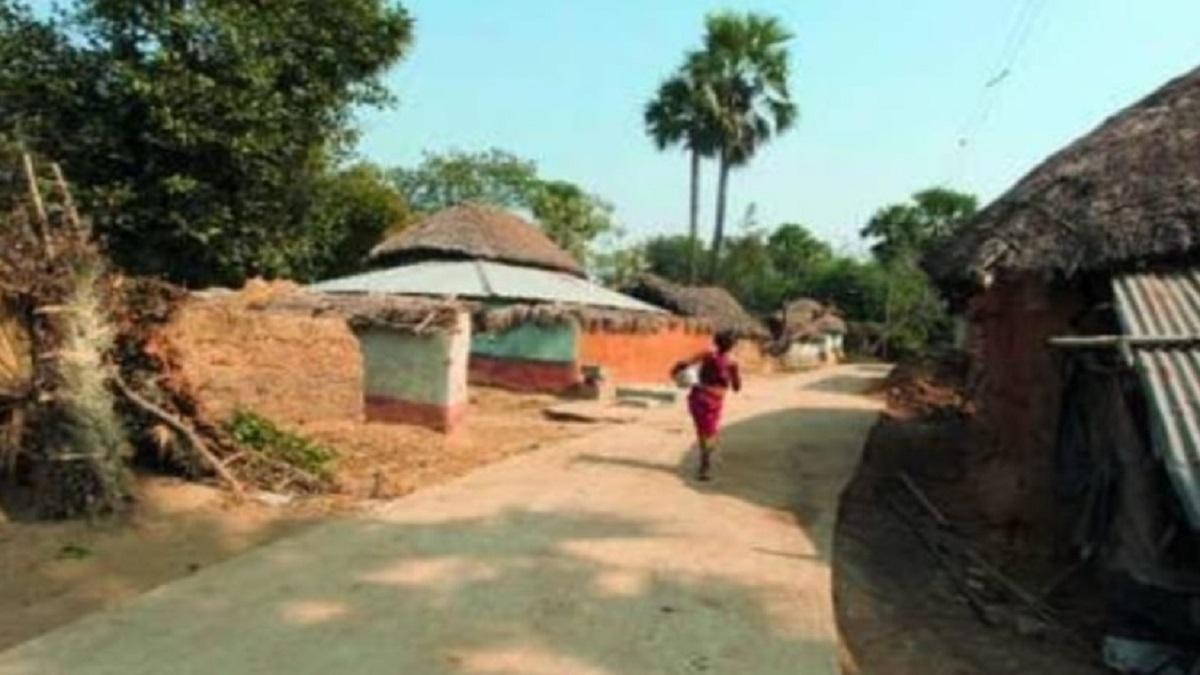 पश्चिम बंगाल के बीरभूम जिले के पाइक पाड़ा गांव में हर कोई किडनी की बीमारी से जूझ रहा है.