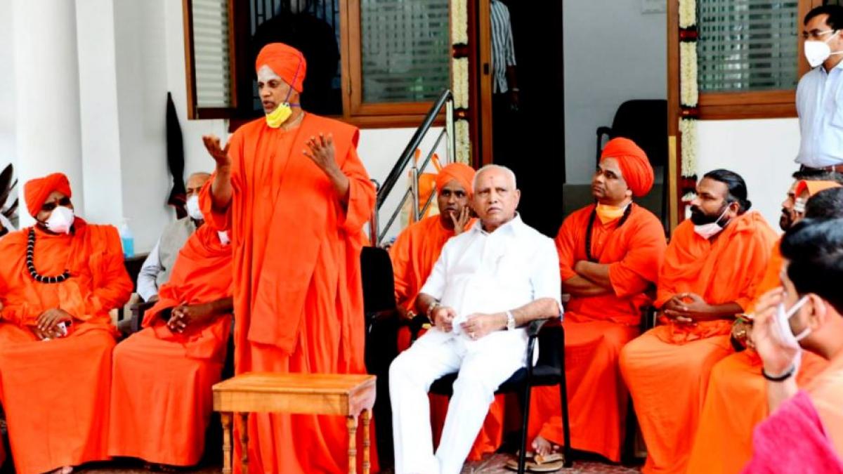 लिंगायत समुदाय के नेताओं के साथ येदियुरप्पा (फोटो- पीटीआई)