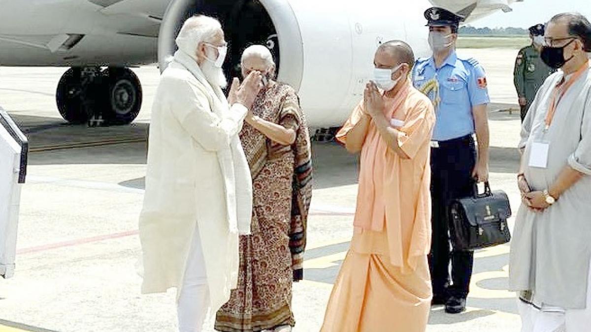 वाराणसी में पीएम मोदी और सीएम योगी