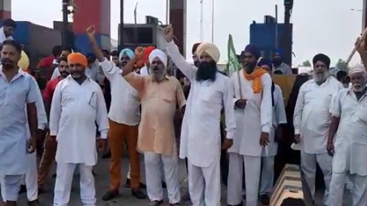 हाईवे को जाम करते प्रदर्शनकारी (वीडियो ग्रैब)