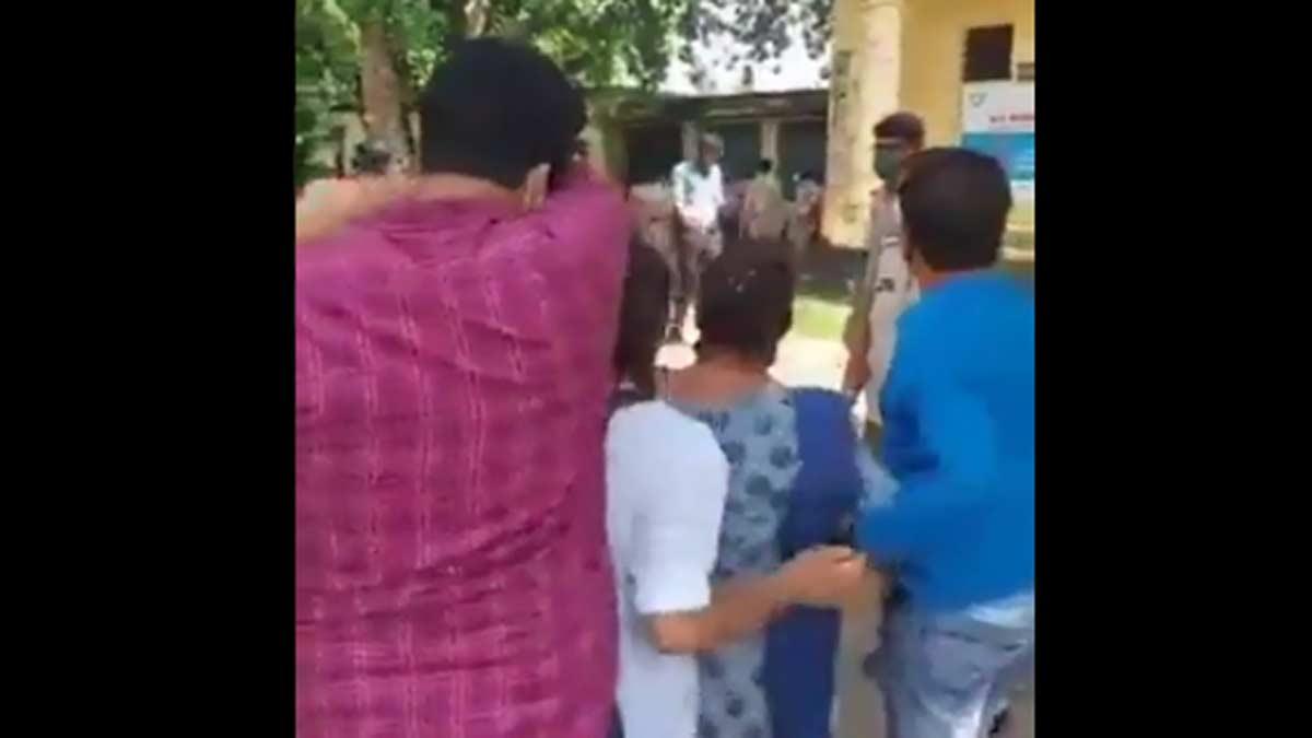 TMC कार्यकर्ताओं का आरोप कि बीजेपी के लोगों ने उन पर हमला किया (वीडियोग्रैब)